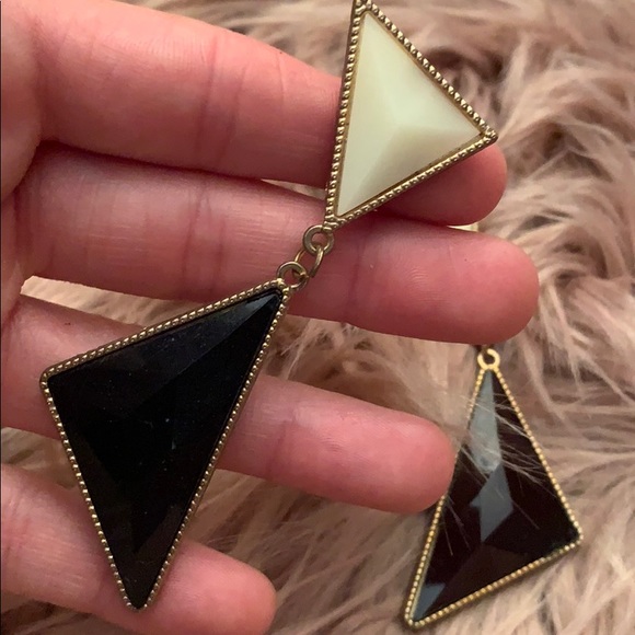 DIFFERENT - Picture 4 of 5